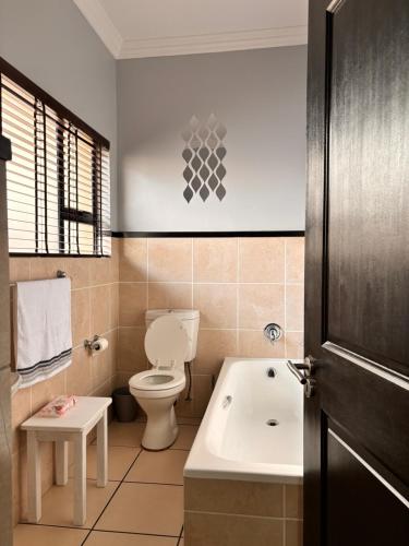 Phòng tắm tại Topanga, Uvongo Margate, South Coast, KZN