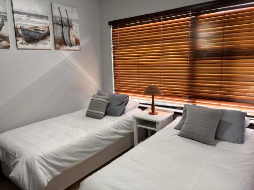 Giường trong phòng chung tại Topanga, Uvongo Margate, South Coast, KZN