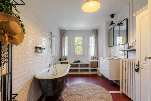 un bagno con vasca e lavandino di Maison la Nicoise a Vence
