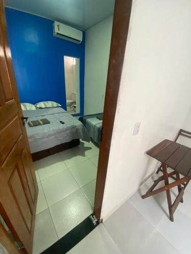 ein Zimmer mit einem Schlafzimmer mit einem Bett und einem Tisch in der Unterkunft AeroBelém - Apart & Residence in Belém