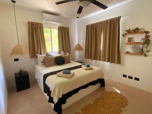 ein Schlafzimmer mit zwei Betten und einem Deckenventilator in der Unterkunft Xarraca, excepcional apartamento in Bayahibe