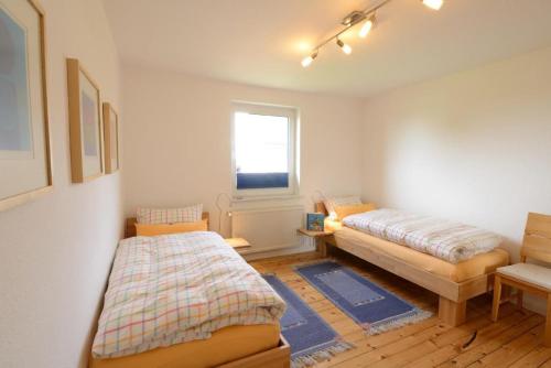 une chambre avec deux lits et une fenêtre dans l'établissement Ruhiges Ferienhaus In Lommersdorf Mit Garten, à Blankenheim
