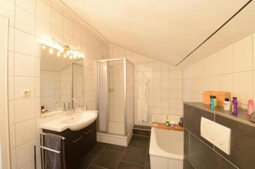 une salle de bain blanche avec un lavabo et un miroir dans l'établissement Ruhiges Ferienhaus In Lommersdorf Mit Garten, à Blankenheim