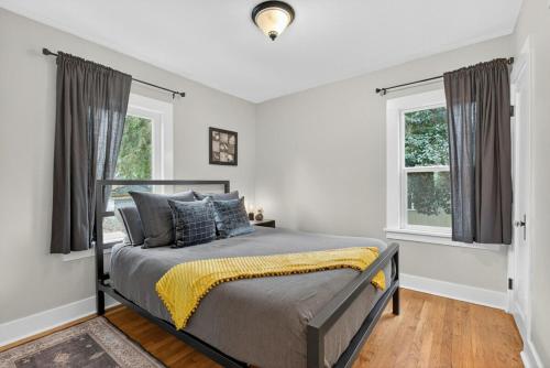 Ένα ή περισσότερα κρεβάτια σε δωμάτιο στο Warm and Inviting 3BR Craftsman with Big Kitchen