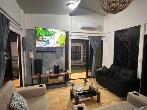 Μια τηλεόραση ή/και κέντρο ψυχαγωγίας στο Tu casa de habitación en La Virgen de Sarapiquí