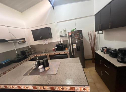 Η κουζίνα ή μικρή κουζίνα στο Tu casa de habitación en La Virgen de Sarapiquí