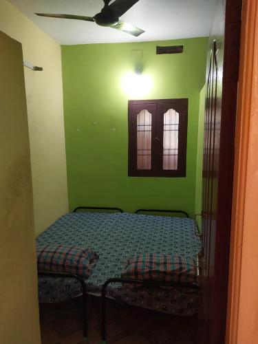 Temple View Non AC Guest House Near Kamatchi Amman Temple Guest Check in Time 9PM and Check out 9AM客房内的一张或多张床位