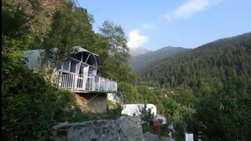 una casa en la ladera de una montaña en The Lush Pods, en Jāmb
