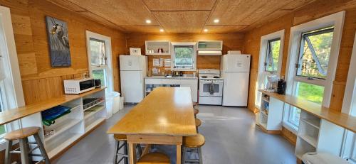 Kuchyň nebo kuchyňský kout v ubytování Centre nautique de l'Istorlet