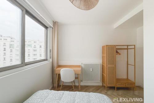 Ένα ή περισσότερα κρεβάτια σε δωμάτιο στο Room in spacious T7 in Paris 20