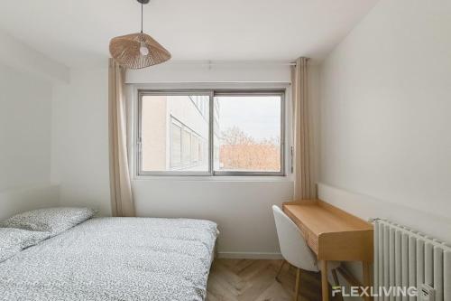 Ένα ή περισσότερα κρεβάτια σε δωμάτιο στο Room in spacious T7 in Paris 20