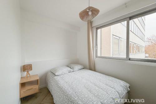 ein Schlafzimmer mit einem Bett und einem Fenster in der Unterkunft Room in spacious T7 in Paris 20 in Paris