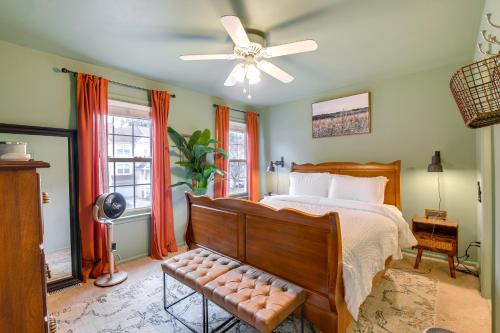 Postel nebo postele na pokoji v ubytování Tranquil Townhouse Retreat with Deck in Germantown!