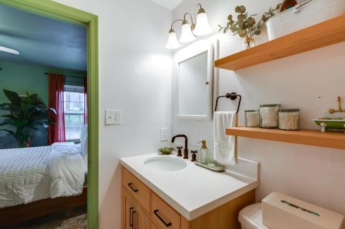 Fotografie z fotogalerie ubytování Tranquil Townhouse Retreat with Deck in Germantown! v destinaci Germantown