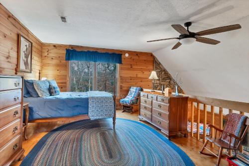 Ένα ή περισσότερα κρεβάτια σε δωμάτιο στο Cedar Knob - Log cabin in Townsend, TN