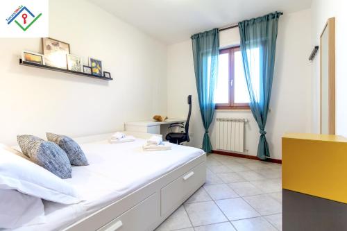 Кровать или кровати в номере Sosta Del Buon Cammino in Lucca by TuscanyWeGo