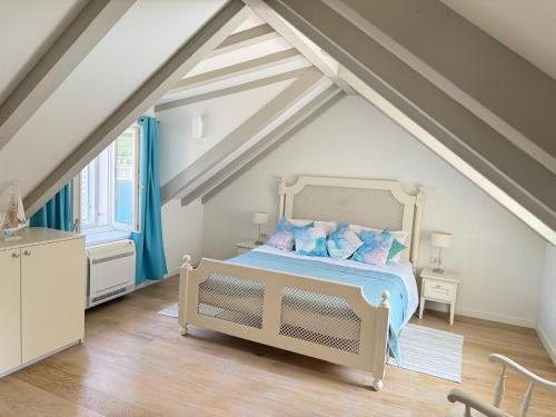 ein Schlafzimmer mit einem Bett auf einem Dachboden in der Unterkunft JASMINE VILLA luxury house with private pool, spacious terraces and spectacular sea views in Vis