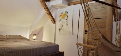 une chambre avec un lit et une porte en bois dans l'établissement Ciechówka, à Wilimy