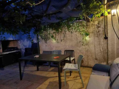 Photo de la galerie de l'établissement Studio with pool and quiet, non-shared garden, à Gardanne