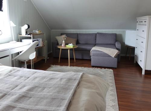 un salon avec un canapé et une table dans l'établissement HomeSuite Room, 