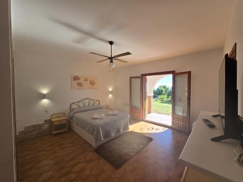 a bedroom with a bed and a ceiling fan at Cortijo de la luna la casita in Taramay