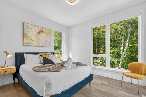 a bedroom with a large bed and a window at Chalet Grandview in Bel Air in La Conception