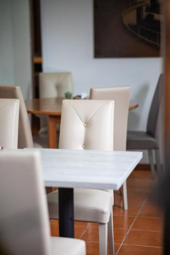un tavolo bianco e sedie in una stanza con un tavolo e un tavolo e sedie di Da Porto Vicenza Apartments a Vicenza