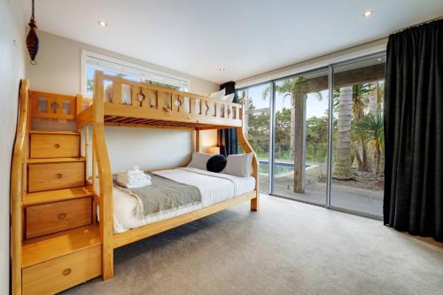 Ένα ή περισσότερα κρεβάτια σε δωμάτιο στο Architectural Masterpiece Oasis with Pool and Spa