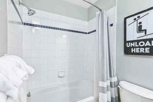 Ένα μπάνιο στο 109 North Creek