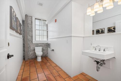 BakSonoma Stonehouse, King Room at Boutique Hotel的带水槽和马桶的浴室