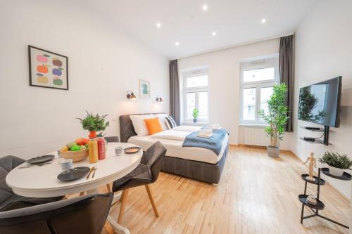 King-size boxspring beds, 15 minutes to center, Smart TV