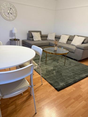 un soggiorno con un divano e un tavolo di The Cotton Mill Hideaway a Manchester