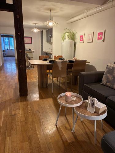 un salon avec un canapé et une table dans l'établissement Appartements des 2 Têtes, à Colmar