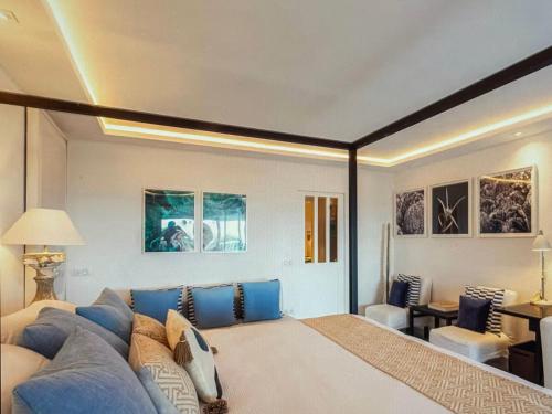 ein Wohnzimmer mit einem großen blauen Sofa in der Unterkunft Sunset crest in Gustavia