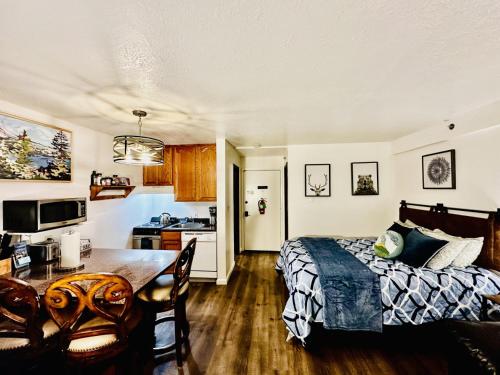 una camera da letto con un letto, un tavolo e una cucina di Sierra Pines Condo - Inside Yosemite - Sleeps 4 a Yosemite West