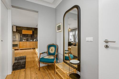 sala de estar con espejo y silla azul en Prime location luxury apartment Reykjavik, en Reikiavik
