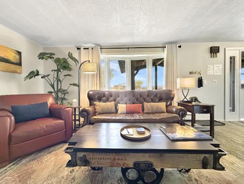 Una sala de estar con un sofá y una mesa de café. en Walker Ridge home, en Montrose