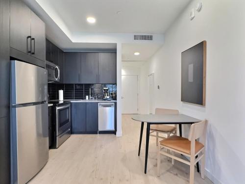 Una cocina o kitchenette en Downtown Escape, Tesla Rides and Gym in Building