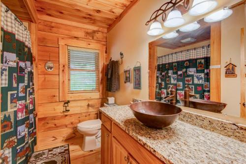 ein Badezimmer mit zwei Waschbecken und einer Toilette in der Unterkunft Kaylee's Kabin in Vilas