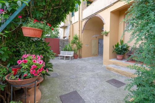 dziedziniec z doniczkami i budynek w obiekcie Ferienwohnung Rosa In Der Toskana w mieście Lastra a Signa