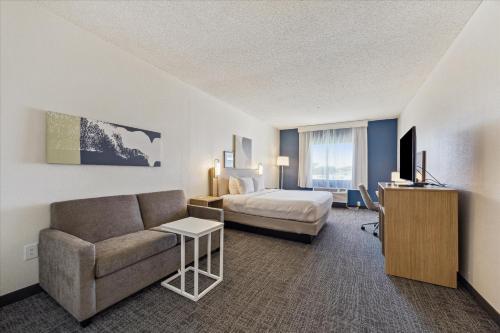 una habitación de hotel con una cama y un sofá en Comfort Suites - Near the Galleria, en Houston