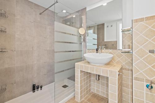 Ένα μπάνιο στο Luxurious penthouse with jacuzzi and panoramic sea views