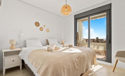 Ένα ή περισσότερα κρεβάτια σε δωμάτιο στο Luxurious penthouse with jacuzzi and panoramic sea views