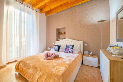 ein Schlafzimmer mit einem Bett mit zwei Stofftieren darauf in der Unterkunft Mazzini Luxury Suite in Verona