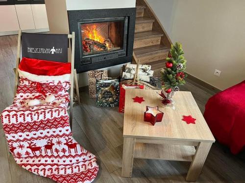 Un lugar para sentarse en BIESZCZADZKI RAJ Komfortowe domy z kominkami i Sauną na obiekcie