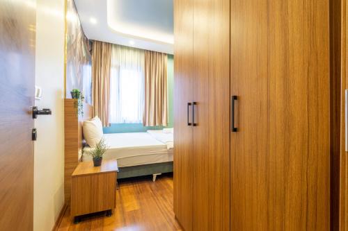 Un pat sau paturi într-o cameră la Taksim Garden House