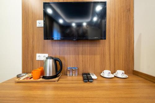 Un televizor și/sau centru de divertisment la Taksim Garden House