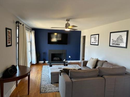 Μια τηλεόραση ή/και κέντρο ψυχαγωγίας στο Walk to Metro- Home Sauna