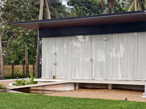 Κήπος έξω από το Reflections by SOL Escapes