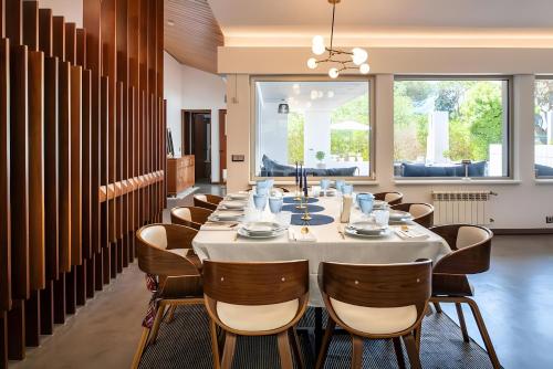 Un lugar para sentarse en Bento Box Villa Family Hub Fitness